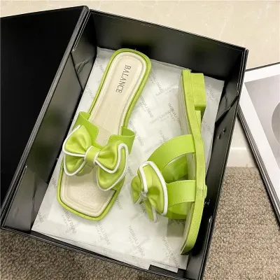 FASHIONABLE WOMEN'S SLIPPERS